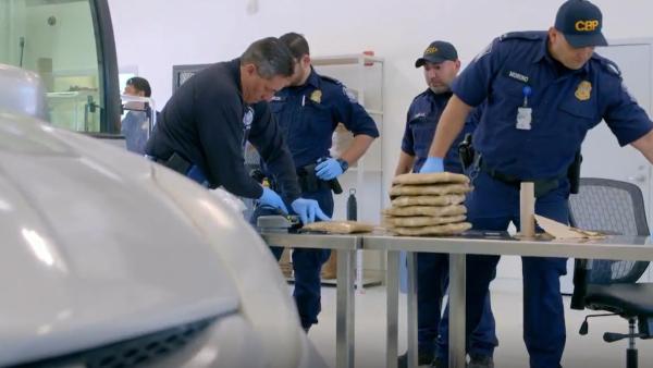 Bild 1 von 3: Ein überraschender Fund: Bei der Routinekontrolle eines Familienwagens stellen die Grenzschutzbeamten eine große Menge Drogen sicher.