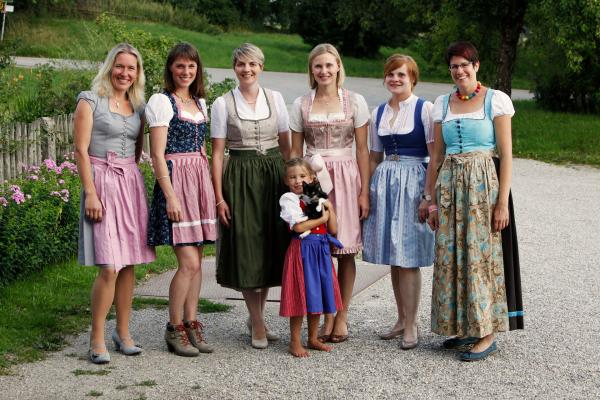 Bild 1 von 17: Die Gast-Landfrauen mit Irmis Tochter Romy. Von links: Sonja Schreiber, Maren Flessenkemper, Barbara Weiherer, Katarina Stahl, Monika Meinel-Hansen und Ute Leyh.