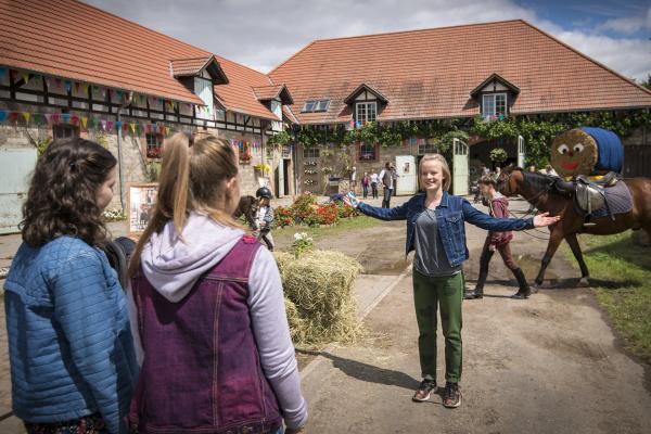 Bild 1 von 13: Willkommen auf dem Reiterhof! Nele (Hanna Stötzel, mitte) und Sarah (Selma Kunze, links) sind von Marthas (Luna Kuse, rechta) Idee begeistert.