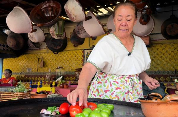 Bild 1 von 2: Die Köchin Ángeles Romero lüftet das Geheimnis der mexikanischen Quesadillas.