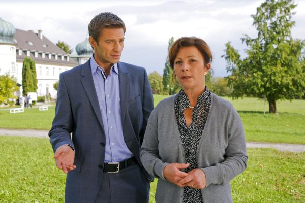 Bild 1 von 3: Weil das Opfer ihren Hof angezündet haben soll, hat sich Marianne Eder (Bettina Redlich, r.) nun gerächt, glaubt Kommissar Sven Hansen (Igor Jeftic, l.).