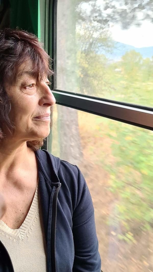 Bild 1 von 5: Svetla machte in der bulgarischen Rhodopenbahn bis zu ihrer Pension die An- undDurchsagen. Der Zug hat für sie eine besondere Bedeutung, weshalb sie auch heute nochfreiwillig im Bordbistro arbeitet.