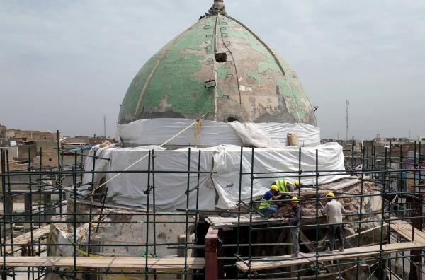 Bild 1 von 4: Renaissance der jahrhundertealten Architektur und Kunst: Die Kuppel der Großen Al-Nuri-Moschee wird von irakischen Handwerkern restauriert, die dafür traditionelle Handwerkskunst und Werkstoffe wiederbeleben müssen.