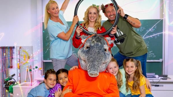 Bild 1 von 7: Diese Physikstunde vergisst niemand: Die TanzAlarm-Crew wirbelt mal wieder die Schule auf.