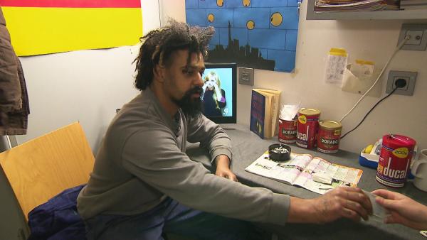 Bild 1 von 6: Frankie im Knast