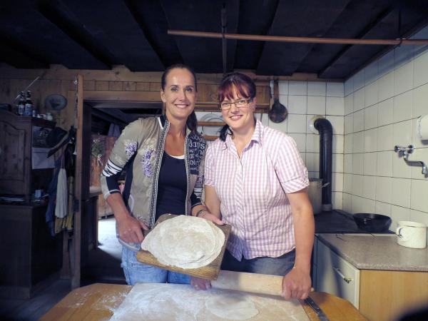 Bild 1 von 11: Im Bild: Maggie Entenfellner, Viktoria Brandner.
