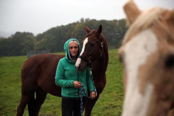 Bild 1 von 16: Mit zum Team gehört auch Tanja Fielenbach, seit mittlerweile 13 Jahren ist sie schon auf Gut Herrenhöhe. Hier hat sie auch ihre Ausbildung zur Tiermedizinischen Fachangestellten gemacht.