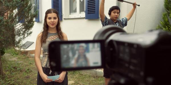 Bild 1 von 4: Zoe (Helena Yousefi) dreht für ein Schulprojekt einen Film zum Thema \