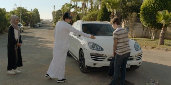 Bild 1 von 3: Zack (Thomas Chomel, r.) lernt bei einem Zusammenprall mit einem Porsche die Jugendlichen Moza (Razan Nassar, l.) und deren Bruder Salem (Zak Robertson, M.) kennen.