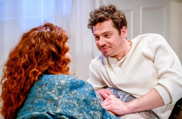 Bild 1 von 36: Im Bild: Fanny (Johanna Graen, l.) ist froh, als sie Zweisamkeit mit Kilian (Anthony Paul, r.) genießen kann.