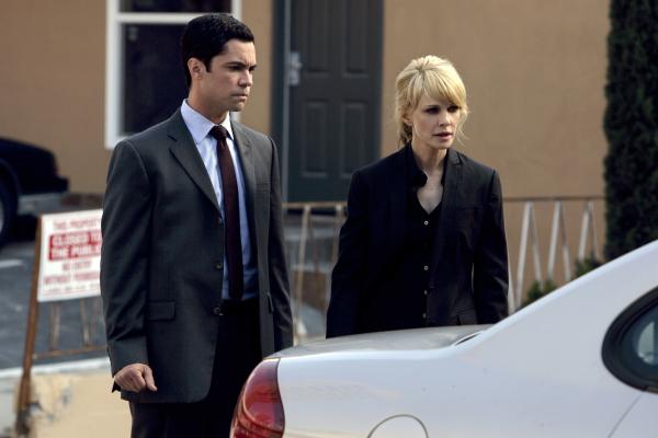 Bild 1 von 17: Zusammen mit ihrem Kollegen Det. Scott Valens (Danny Pino, l.) macht sich Det. Lilly Rush (Kathryn Morris, r.) auf die Suche nach ihrer Schwester, die anscheinend brutal entführt wurde.