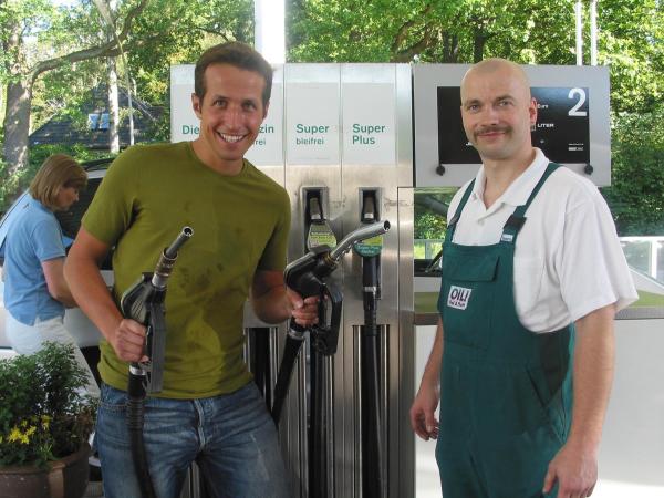 Bild 1 von 6: Von links: Willi und Tankwart Werner, der ihm einige Fragen über Benzin und Diesel beantwortet.