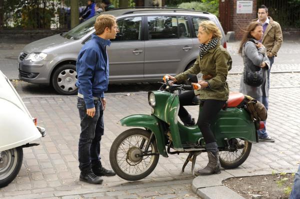 Bild 1 von 25: Jojos (Bernhard Bozian, l.) Ausbruch trifft Nina (Maria Wedig, 2.v.l.) tief und die Versuchung einfach zu fahren ist groß. Doch was wird Nina tun?