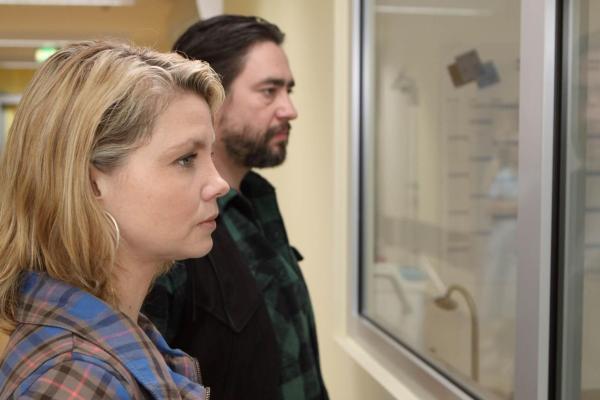 Bild 1 von 31: Danni (Annette Frier, l.) hat einen neuen Fall: Ihre Mandantin Rosa steht vor den Trümmern ihrer Existenz. Gemeinsam mit Rosas Bruder Micha (Alexander Hörbe, r.) versucht sie alles, um ihr zu helfen ...