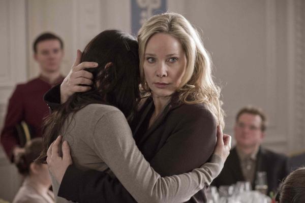 Bild 1 von 15: Hotelangestellte Hella Wiegand (Ann Kathrin Kramer, r.) beobachtet zufällig, wie ihre Kollegin Shirin (Pegah Ferydoni, l.) von einem Vorgesetzten sexuell belästigt wird. Hella verspricht ihr, für sie auszusagen. Da fährt der Täter starke Geschütze auf ...