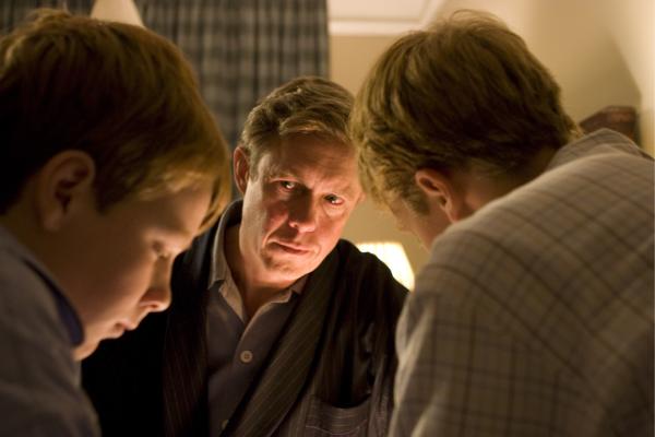 Bild 1 von 12: Charles (Alex Jennings, m.) muss den Söhnen William (Jake Taylor Shantos, r.) und Harry (Dash Barber) die traurige Nachricht vom Tod ihrer Mutter Diana überbringen.