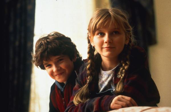 Bild 1 von 19: Spielen eine geheimnisvolles Brettspiel, das die Urmacht des Dschungels in sich birgt: Judy (Kirsten Dunst, r.) und Peter (Bradley Pierce, l.) ...