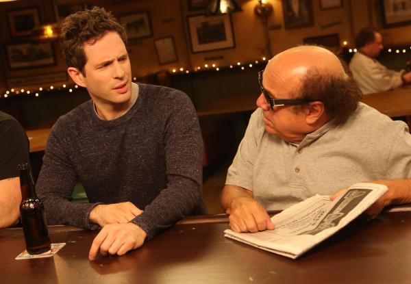 Bild 1 von 7: Dennis Reynolds (Glenn Howerton, l.); Frank Reynolds (Danny DeVito, r.)