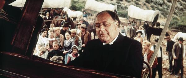 Bild 1 von 7: Mit immer neuen Kompositionen beglückt Kantor Aurelius Hampel (Heinz Erhardt, M.) den Siedlertreck ...