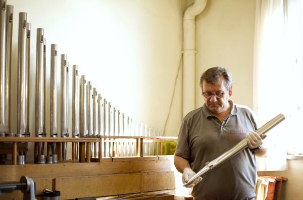 Bild 1 von 7: Christoph Ulmer mit einer Labialpfeife.