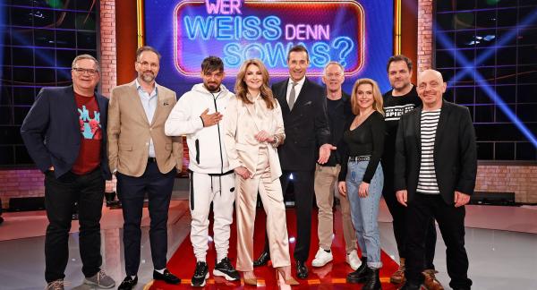 Bild 1 von 1: Von links nach rechts: Elton, Kurt Krömer, Capital Bra, Frauke Ludowig, Kai Pflaume, Johannes B. Kerner, Jeanette Biedermann, Martin Rütter und Bernhard Hoëcker.