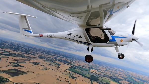 Bild 1 von 4: Auf dem Pipistrel Velis Electro Flugzeug werden die Piloten von morgen ausgebildet - die Reichweite von 100 Kilometern reicht für eine Flugstunde.