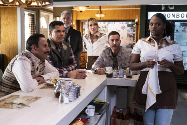 Bild 1 von 11: (v.l.n.r.) Reverend Jax (Rizwan Manji); Dwayne (Geno Segers); Arthur Cochran (Bradley Whitford); Ginny (Anna Camp); Wayne (Will Greenberg); Adams Adams (Tymberlee Hill)