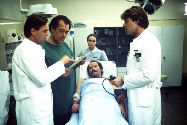 Bild 1 von 6: Anton Lug (Bernd Helfrich, M.) von der Bergwacht ist bei einem Rettungsversuch verletzt worden. Er wird in die Schwarzwaldklinik eingeliefert.