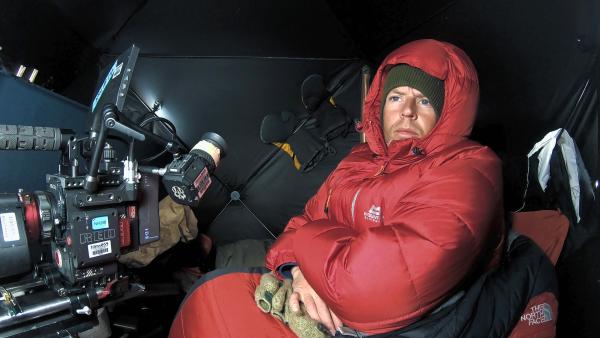 Bild 1 von 15: Kameramann Neil Anderson hofft in seinem Filmversteck in Alaska darauf, einen Vielfraß vor die Linse zu bekommen.