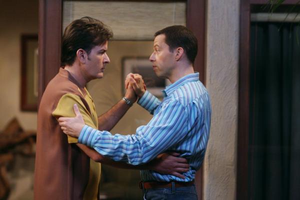 Bild 1 von 22: Da Charlie (Charlie Sheen, l.) keine Tanzstunden nehmen möchte, schreitet Alan (Jon Cryer, r.) zur Tat und übt heimlich mit ihm ...