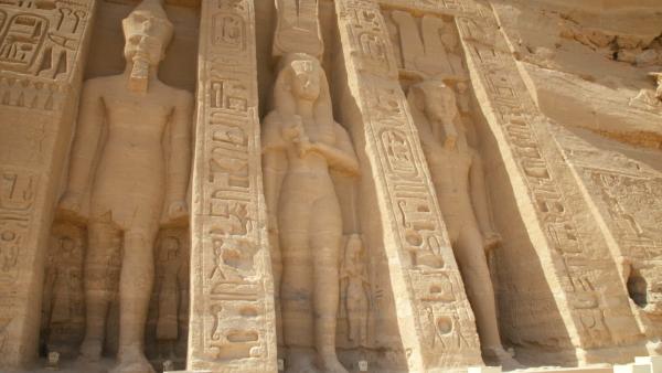 Bild 1 von 2: Die Statue von Königin Nefertari vor dem Tempel von Abu Simbel ist beinahe so groß, wie die ihres Gemahls Ramses II. links und rechts von ihr. Ein Zeichen für die weitgehende Gleichstellung Nefertaris.