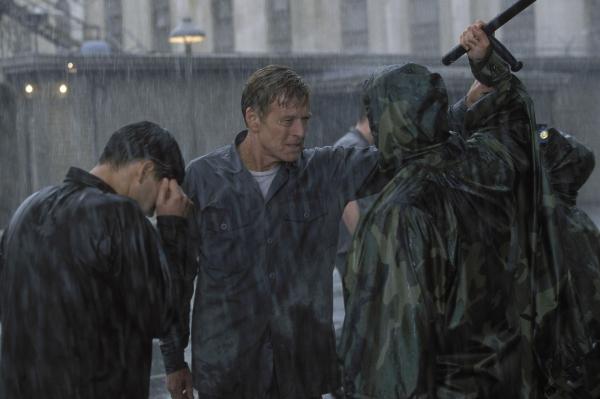 Bild 1 von 19: Als General Irwin (Robert Redford, M.) sieht, dass Peretz (Steve Burton, r.) im Auftrag des Colonels Ramon Aguilar (Clifton Collins Jr., l.) eine ganze Nacht im Regen stehen lässt, weil dieser ihn mit militärischem Gruß grüßte, beginnt sich sein Widerstand gegen Winter zu regen ...
