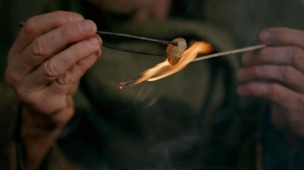 Bild 1 von 5: Mehr als ein schöner Schmuck? In der Antike werden Bernstein besondere Heil- und Schutzkräfte nachgesagt.