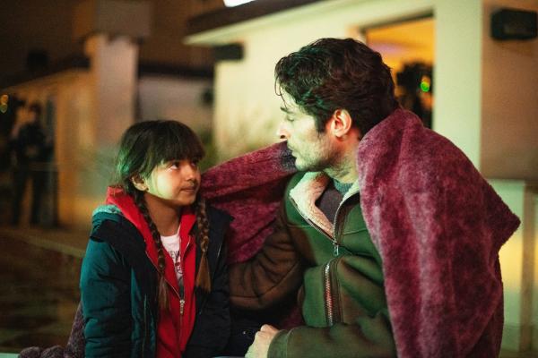 Bild 1 von 5: Luca (Lino Guanciale) spricht liebevoll mit seiner jüngeren Tochter Camilla (Azzurra Merenda).