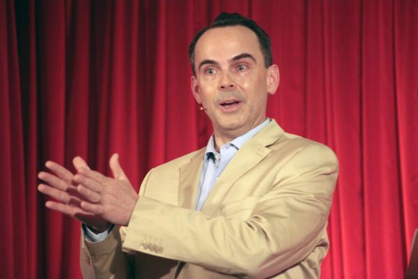 Bild 1 von 6: Oliver Lubrich von der Universität Bern.