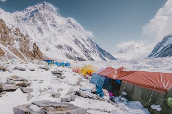 Bild 1 von 1: Das K2-Basislager auf dem Godwin-Austen Gletscher während ServusTVs \