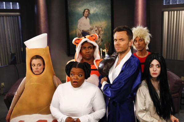Bild 1 von 22: Eigentlich ist die Clique auf dem Weg zu einer Halloweenparty, doch der Weg dorthin führt Britta (Gillian Jacobs, l.), Shirley (Yvette Nicole Brown, 2.v.l.), Jeff (Joel McHale, 2.v.r.), Annie (Alison Brie, r.), Abed (Danny Pudi, r. hinten) und Troy Barnes (Donald Glover, l. hinten) direkt in eine Geistervilla ...