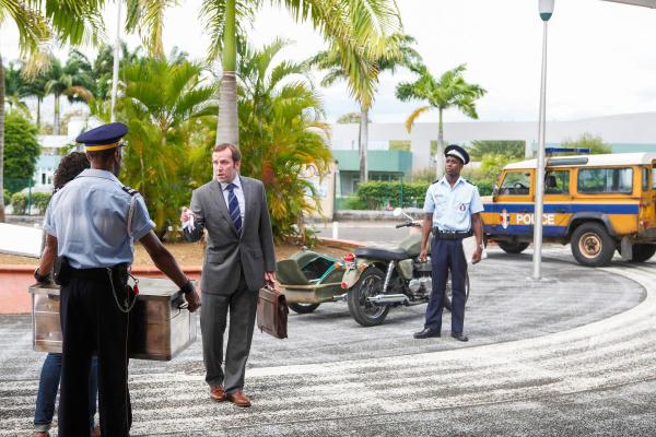 Bild 1 von 17: Im Bild (v.li): Ben Miller (Det. Insp. Richard Poole), Gary Carr (Officer Fidel Best).