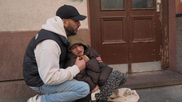 Bild 1 von 5: Streetworker Mo kümmert sich mit seinem Team vom Verein M069 um Drogensüchtige wie Jessi.