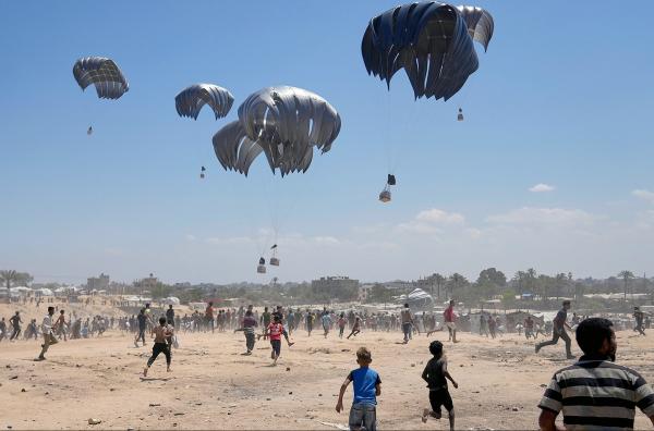 Bild 1 von 1: Sommer 2025: Ein Bericht von ?Al Araby? zeigt den Abwurf von Lebensmitteln über Gaza. Israel bestreitet den Vorwurf, es hungere die Menschen aus, und nutzt diese Abwürfe zur Image-Pflege gegenüber der Weltöffentlichkeit.