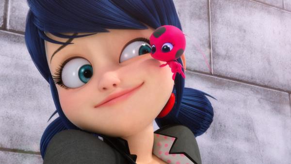 Bild 1 von 3: Als Prinz Ali von Atchoo nach Paris kommt, freut sich Rose darauf, ihm einen persönlichen Brief zu überreichen. Doch als Chloe den Brief zerreißt, nutzt Hawk Moth Roses Trauer dazu, sie in Prinzessin Fragrance zu verwandeln. Unterdessen kommt Marinette nicht dazu, dafür zu sorgen, dass Tikki die ärztliche Behandlung bekommt, die sie braucht.