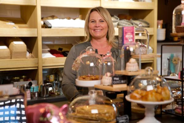 Bild 1 von 3: Ein Traum hat sich erfüllt: Seit 1.September 2020 ist die Stadt Salzburg um ein kulinarisches Schmuckstück reicher. Im ersten bio-zertifizierten Cafe der Stadt serviert Biobäurin Birgit Schattbacher Köstlichkeiten aus regionalen Bioprodukten und ihrer Rosenmanufaktur.