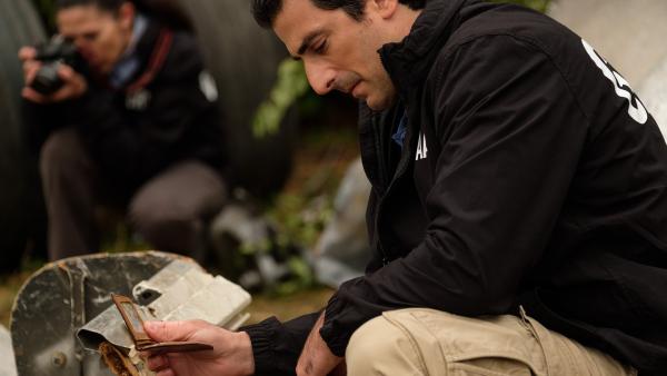 Bild 1 von 3: Julian Echeverri leitet das Ermittlerteam (Reenactment-Szene).