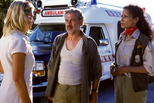 Bild 1 von 12: Steve (Rolf Kanies, M.) und Mathilda (Karin Boyd, r.) lassen sich von Elena (Sophie Schütt, l.) erklären, wie es zu Phils Autounfall kommen konnte.