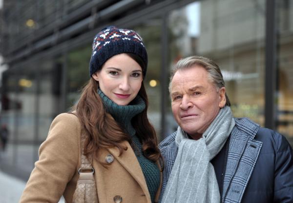 Bild 1 von 1: Der Psychologe und Hobbydetektiv Dr. Wendelin Winter (Fritz Wepper) ist hoch erfreut, dass seine Tochter Alexandra (Sophie Wepper) wieder bei ihm eingezogen ist.