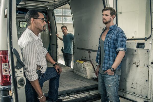 Bild 1 von 6: Franz Ainfachnur (Christofer v. Beau, l.) und Dominik Morgenstern (Joscha Kiefer, M.) sprechen mit Julian Gangstetter (Stefan Mascheck, r.).