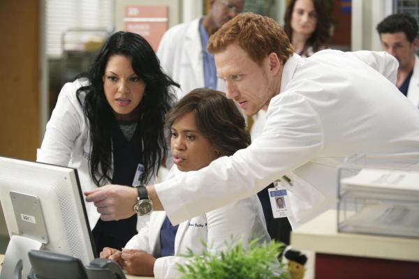 Bild 1 von 42: Täglich warten neue Herausforderungen auf Bailey (Chandra Wilson, M.), Callie (Sara Ramirez, l.) und Owen (Kevin McKidd, r.) ...