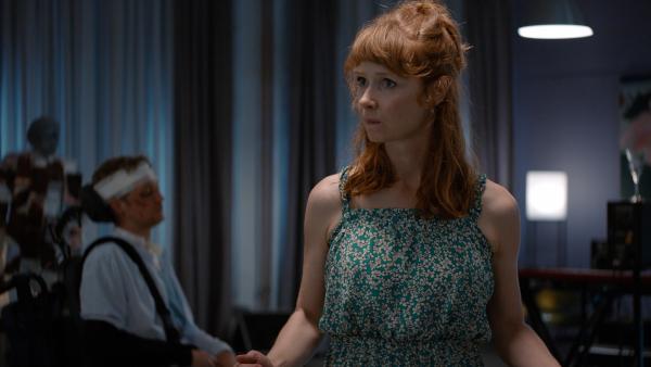 Bild 1 von 4: Lena (Sarah Bauerett) hält eine Predigt vor ihren Freundinnen.