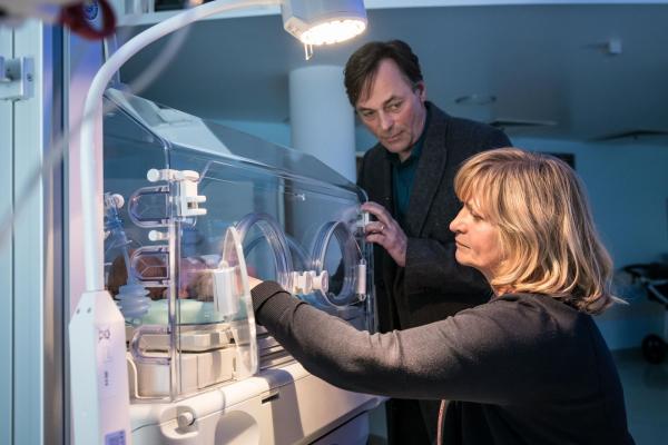 Bild 1 von 5: Reiner Schröder (Peter Benedict, l.); Anja Schröder (Johanna Gastdorf, r.)