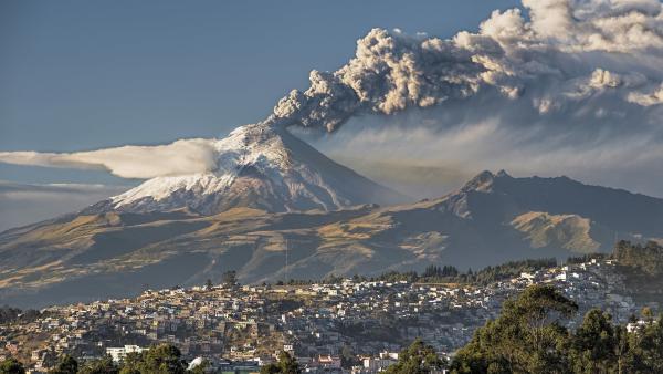 Bild 1 von 2: Bevor ein Vulkan ausbricht, werden Gase wie Schwefeldioxid aus dem aufsteigenden Magma freigesetzt.